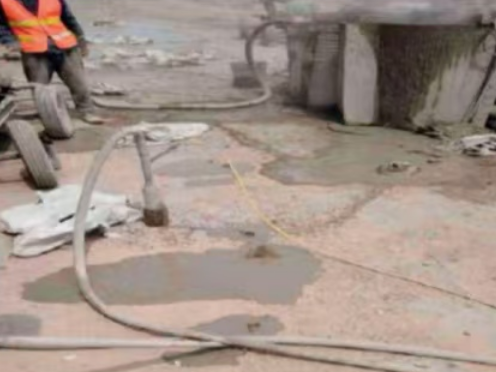 广汉水泥混凝土路面板底注浆技术 路面脱空注浆整治方案