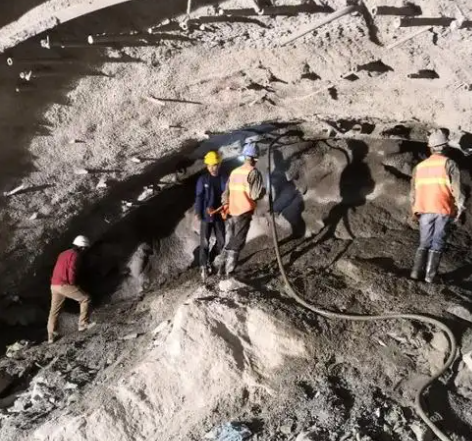 广汉拱顶带模注浆料的施工流程及注意事项
